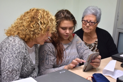 Intercanvi generacional entre joves del programa RAI-ESO i usuaris del Casal de la Gent Gran