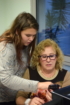Intercanvi generacional entre joves del programa RAI-ESO i usuaris del Casal de la Gent Gran