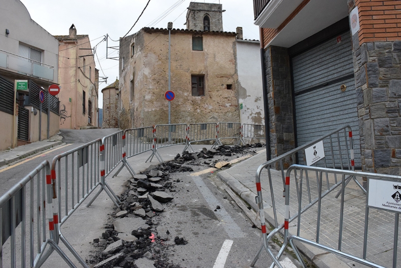 Obres a la cruïlla dels carrers Bartomeu Sala i Baixada de l'església