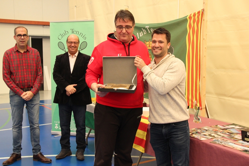 El president de la Federació Catalana de Tennis, Jordi Tamayo, lliura una placa de reconeixement al Club Tennis Montornès