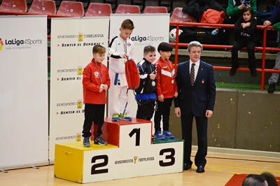 Podi de Pablo Fuentes, tercer en categoria aleví + 34 Kg kumite (Foto: Club Karate Montornès)