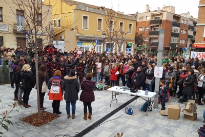 Concentració a la plaça de la República, al davant de Can Saurina