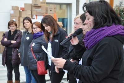 Lectura de textos i poemes reivindicatius a la plaça de la República a càrrec de representants d'entitats i veïnes a títol individual