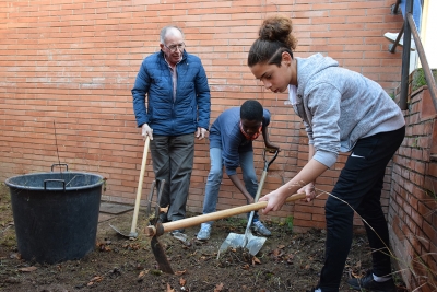 Intercanvi generacional per fer un hort entre joves del RAI-ESO i usuaris del Casal de la Gent Gran Nord