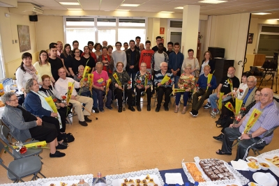 Persones usuàries del menjador social amb les voluntàries de Volumont, l'alumnat del PTT i representants municipals 