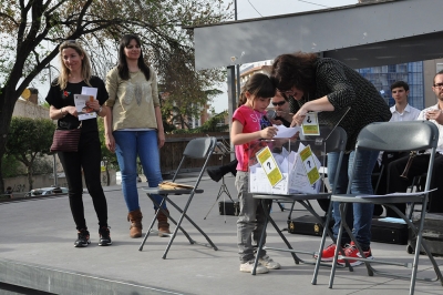 Lliurament de premis del concurs Endevina-la!, a càrrec de l’Oficina de Català i la Unió de Botiguers