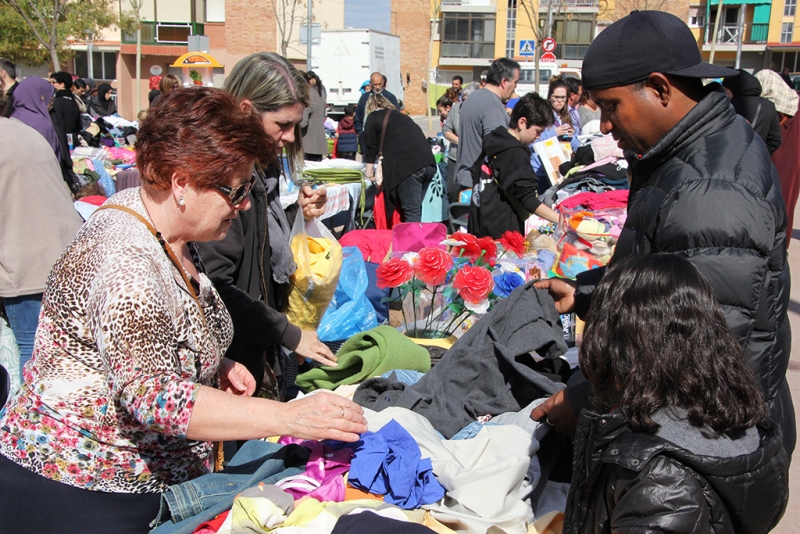 Mercat de segona mà a la plaça del Poble