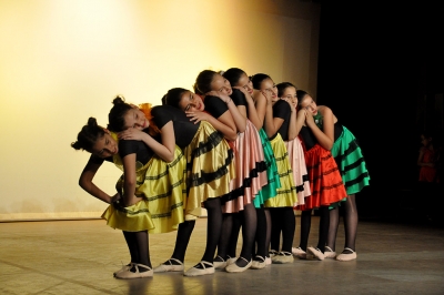 Actuació d'alumnes de l'escola durant la celebració del Dia Internacional de la Dansa 2018