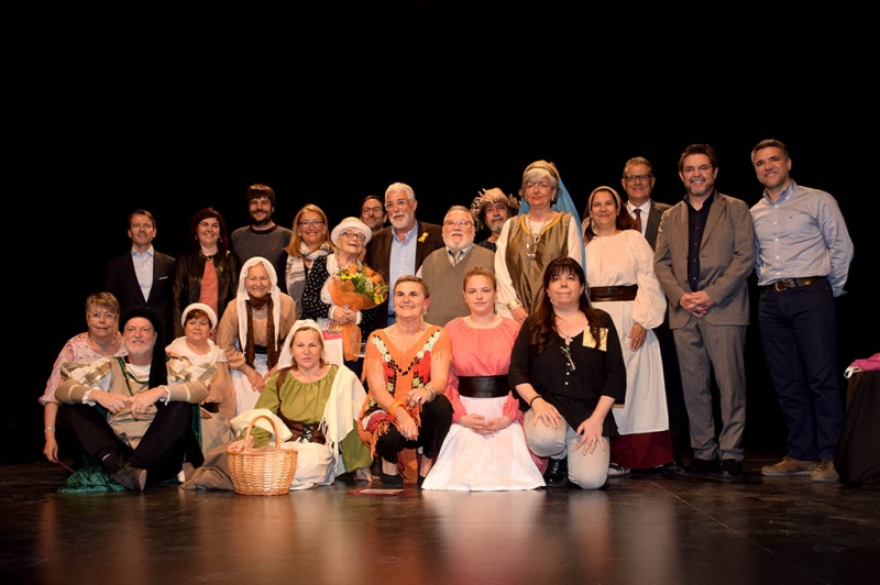 Foto final de la presentació amb la padrina Pilarín Bayés, representants polítics i empreses i entitats col·laboradores