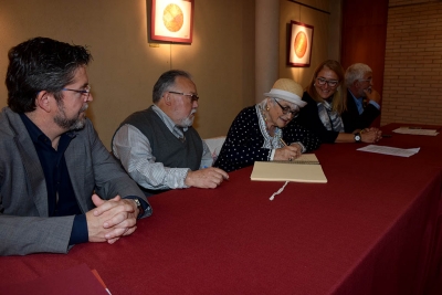 Pilarín Bayés, signa el Llibre d'Honor de la Remençada i el conveni d'apadrinament de La Remençada