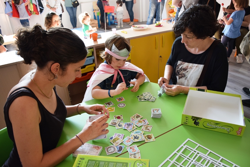 Monitora, mare i infant a la presentació del Centre Infantil Pintor Mir