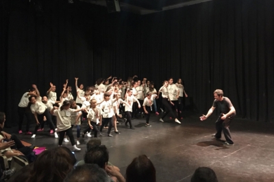 Alumnes de l'Escola Municipal de Dansa a la trobada de dansa de l'ACEM