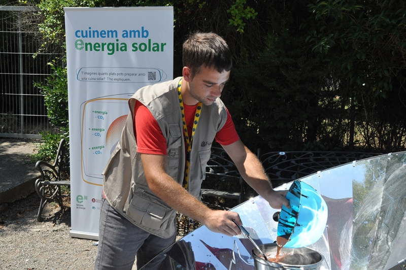 Taller de cuina solar a l'INS Vinyes Velles