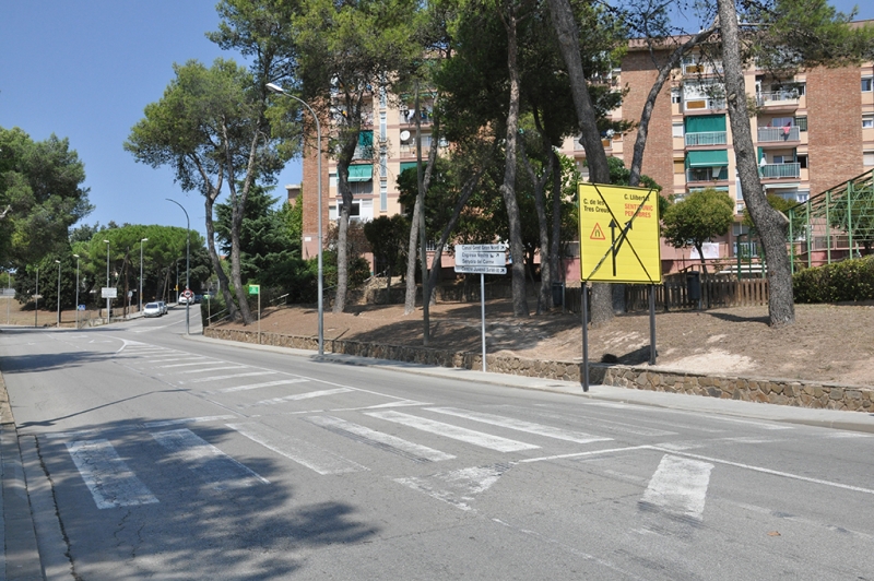 Intersecció entre el carrer de la Llibertat i el carrer de les Tres Creus