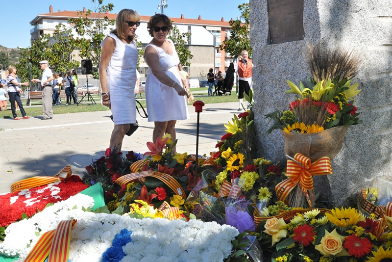 Ofrenes florals al voltant del monòlit de l'Onze de Setembre (2017)