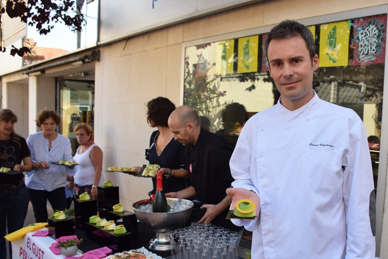 El pastisser Jaume Viñallonga amb les postres de la Festa Major 2018