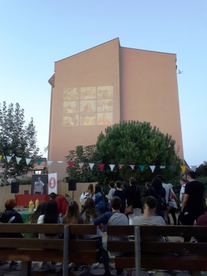 Projecció dels vídeos sobre els pressupostos participatius al Kosmo Piknic (imatge: Joventut Montornès)