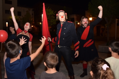 El Kosmo Piknic va acabar amb l'espectacle de la companyia Revoluclown i una cercavila fins a Can Saurina