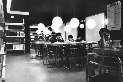 Estudiants a la Biblioteca de la rambla de Sant Sadurní (1977)