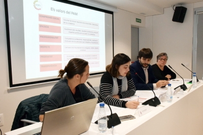 El regidor delegat de l'Àrea d'Acció Social, la regidora de Participació Ciutadana, M. del Mar Garcia, i tècniques municipals