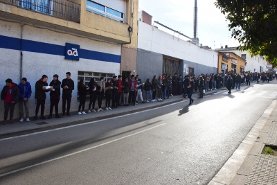 Prop de 300 joves han participat en la cadena humana