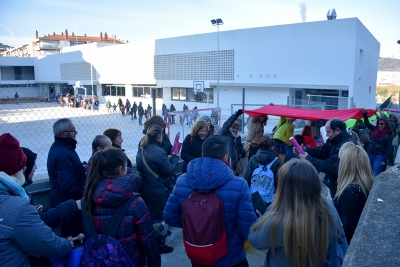 Alumnat i familiars entren a la nova escola Palau d'Ametlla