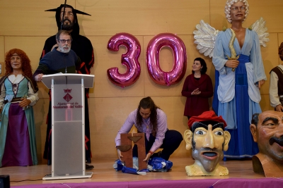 A l'esquerre, Ramon Altimira i al mig, Anna Medina, amb l'escultura de l'anagrama de la colla