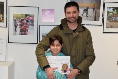 Sergio López, guanyador del primer premi del 8è Concurs de Fotografia del Dia Internacional de les Dones, i la seva filla