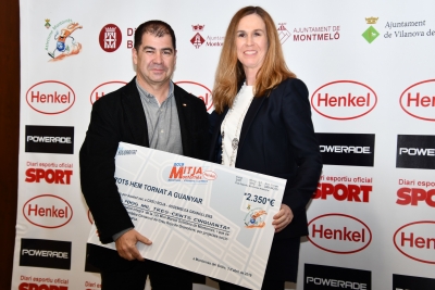 Xavier Guàrdia, president de l'assemblea comarcal de Creu Roja, i Elisenda Ballester, representant de Henkel (Autor: Associació Fotogràfica Montornès)