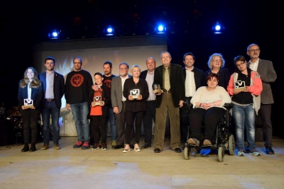 Foto de família de tots els guardonats amb els alcaldes dels respectius municipis