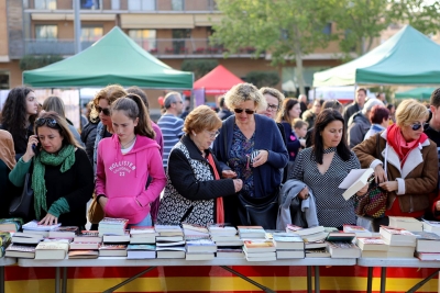 Parades de llibres a la plaça de Pau Picasso (Foto: Ajuntament de Montornès. Autor: Juanjo Bermejo)