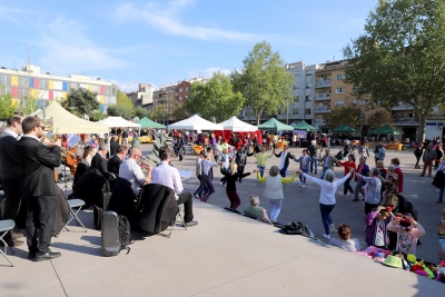 Sardanes a la plaça de Pau Picaso (Foto: Ajuntament de Montornès. Autor: Juanjo Bermejo)