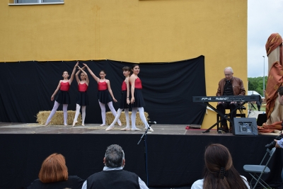 Actuació de Xavier Baurier al piano, acompanyat del grup de ball de l'Escola Municipal de Dansa 