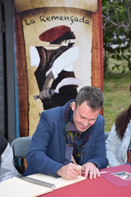 El pastisser local Jaume Viñallonga signant el llibre d'honor de l'Associació La Remençada