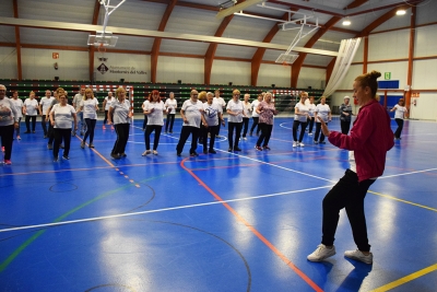 Sessió de gimnàstica per a la gent gran a la carpa polivalent El Sorralet