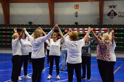 Sessió de gimnàstica per a la gent gran a la carpa polivalent El Sorralet