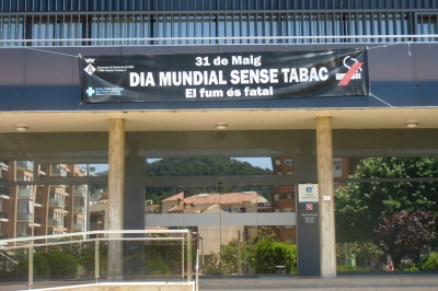Pancarta del Dia Mundial sense Tabac a l'Ajuntament de Montornès