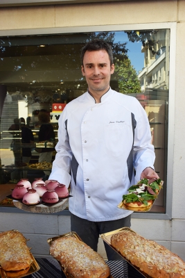 El pastisser local Jaume Viñallonga amb les postres de La Remençada 2019