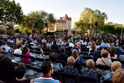 Darrers compassos de la representació a l'escenari de la plaça de Pau Picasso 