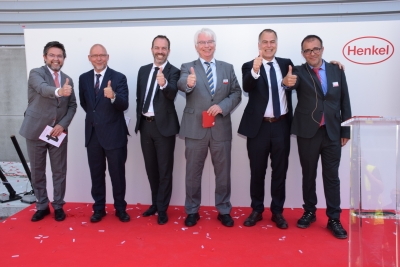 L'alcalde, José A. Montero, a l'esquerra; amb diversos representants de Henkel. el cònsol d'Alemanya i el director de la planta, Jaume Anguera, a la dreta