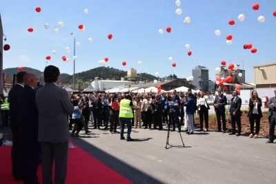 Enlairament de globus com a inauguració de la nova planta