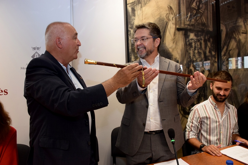 L'alcalde, José A. Montero, rep la vara de manar de mans de Juan José Sierra, membre de la Mesa d'edat