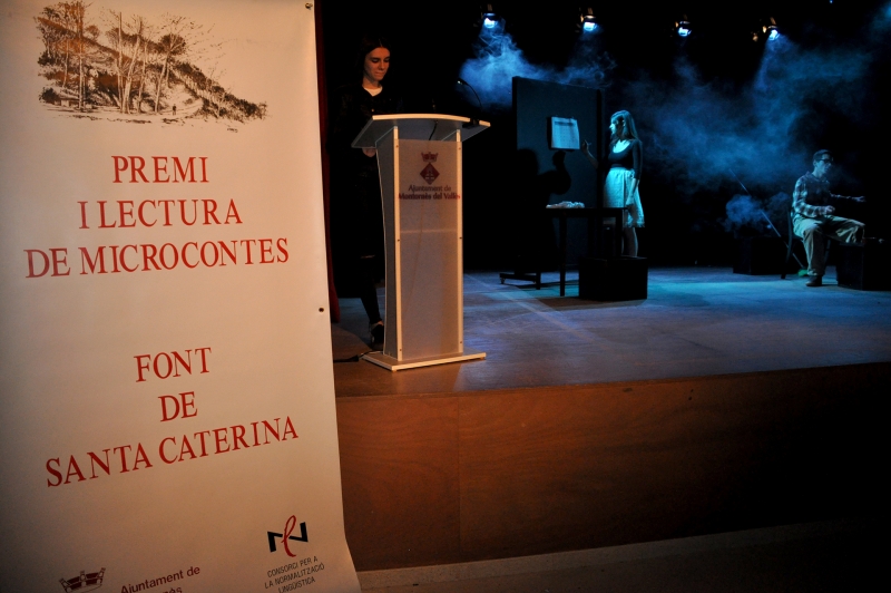 Un moment de l'acte de lliurament de guardons del Premi Font de Santa Caterina de Microcontes (2017)