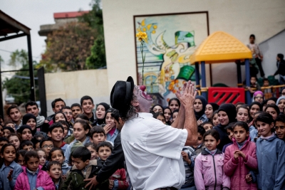 Actuació d'en Tortell Poltrona al davant de refugiats sirians al Líban, l'any 2013. Autor: Samuel Rodríguez (PSF)