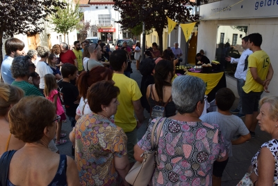 La presentació de les postres ha tingut lloc al davant de la pastisseria Viñallonga