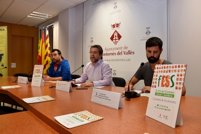 Arnau Galí, de la XES, l'alcalde, José A. Montero, i Albert Grifell de l'Ateneu Cooperatiu del Vallès Oriental