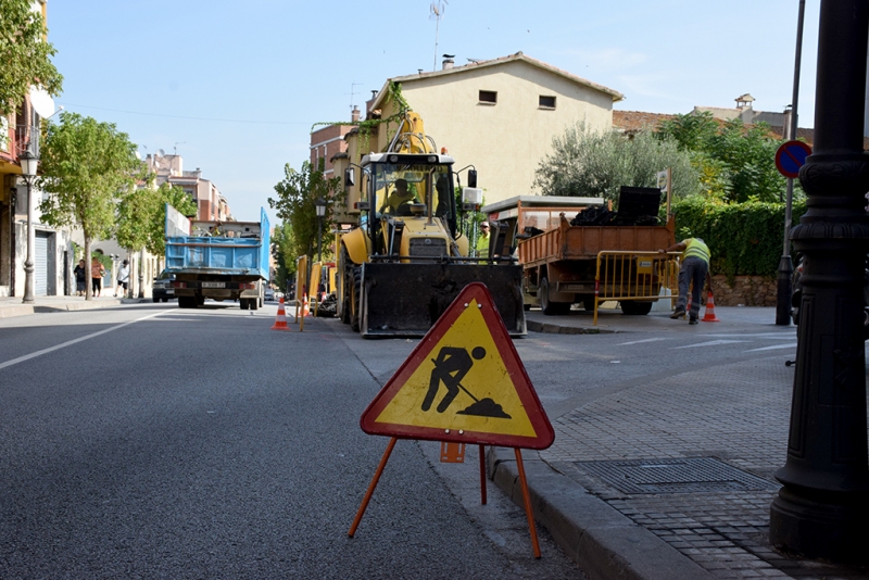 Obres d'ampliació de la vorera a la confluència de l'avinguda de l'Onze de Setembre i el carrer de l'Estrella