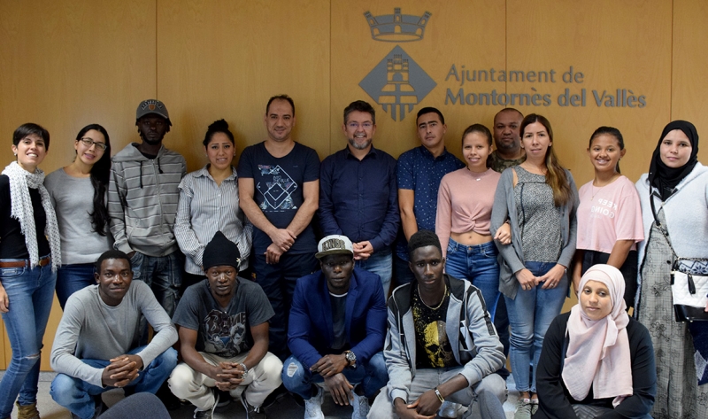 Les persones nouvingudes que han seguit la formació amb l'alcalde, José A Montero (al centre) i la tècnica de Polítiques Migratòries