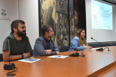 De esquerra a dreta: Sergio Carrillo (regidor d'Infància), José A. Montero (alcalde i regidor d'Educació) i Esther Bello (directora de projectes del departament d'Infància)