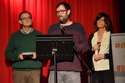 L'arxiver municipal, Nicolau Guanyabens, el coordinador de les tertúlies de memòria històrica, Sergio Arévalo, i la directora de la Biblioteca, Glòria Catafal, presentant el segon opuscle